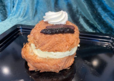 Fastelavnsbolle med creme, sveske og fløde